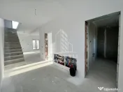 Duplex cu 4 camere, dressing si 3 bai. Toate utilitatile, la asfalt. 
