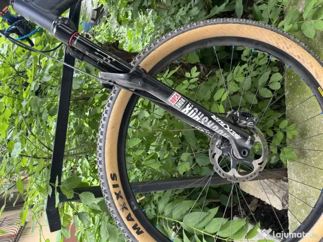 Bicicleta cube custom