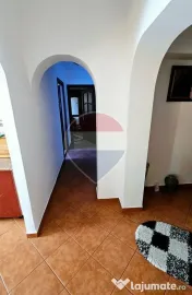 Apartament cu 3 camere de închiriat în zona Precista 