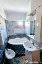 Apartament cu 3 camere de închiriat în zona Precista 