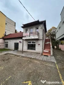 Casa de locuit cu spatiu comercial la parter si spalatorie a