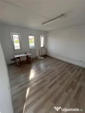Casa de locuit cu spatiu comercial la parter si spalatorie a 