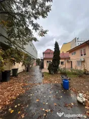 Casa de locuit cu spatiu comercial la parter si spalatorie a 