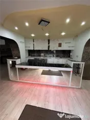 Casa de locuit cu spatiu comercial la parter si spalatorie a 