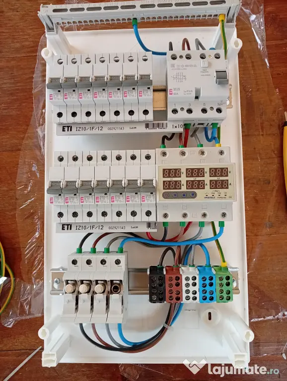 Realizez tablouri electrice conform proiect beneficiar, montez sisteme de alarma