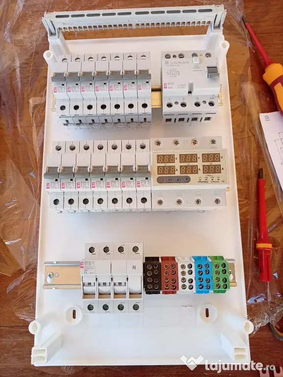Realizez tablouri electrice conform proiect beneficiar, montez sisteme de alarma