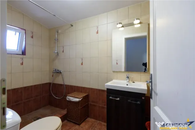 Vila cu 3 spatii de locuit independente, 385 mp utili, confo - Sacele (Brasov)