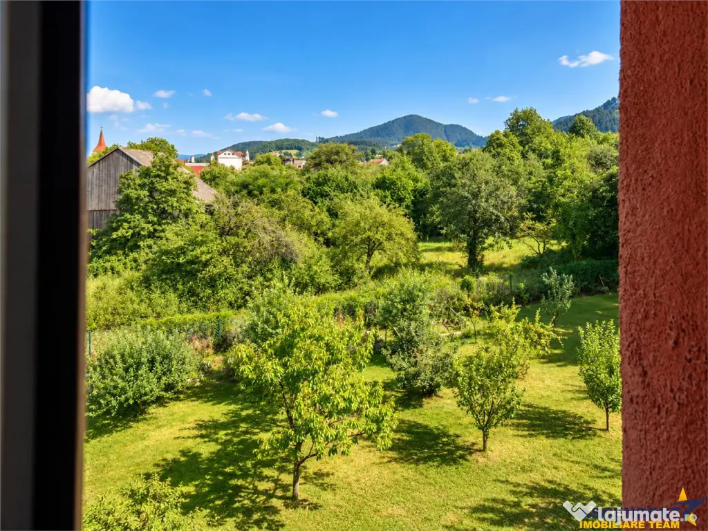 Vila cu 3 spatii de locuit independente, 385 mp utili, confo - Sacele (Brasov)