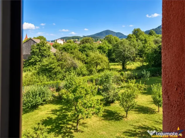 Vila cu 3 spatii de locuit independente, 385 mp utili, confo - Sacele (Brasov)