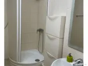 Stradal, vis-a -vis de Park Tineretului, 