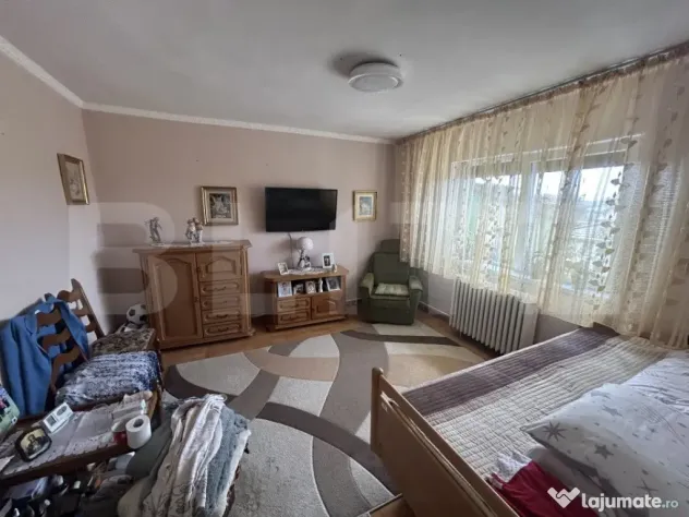 Casa cu 4 camere zona Rogerius