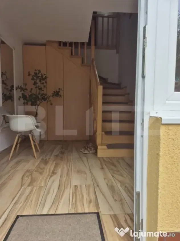 Doua case, Unirii, curti separate