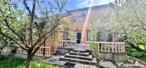 Casă Impresionantă cu Șemineu, Pavilion și Livadă în Z