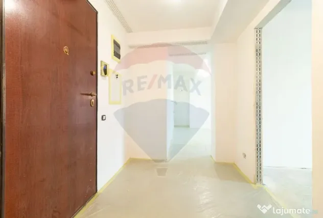 Apartament cu 3 camere de vanzare in zona Damaroaia - Pet...