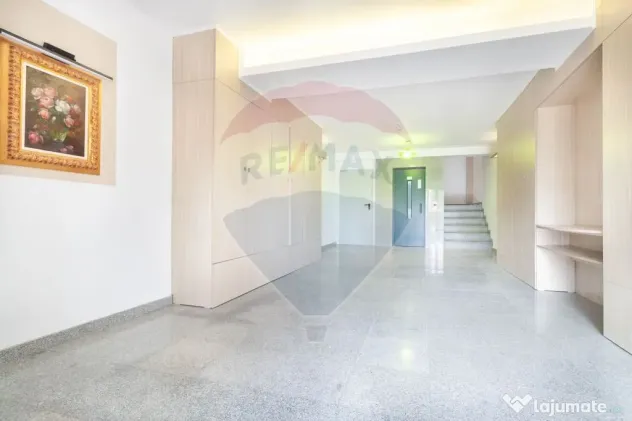 Apartament cu 3 camere de vanzare in zona Damaroaia - Pet...