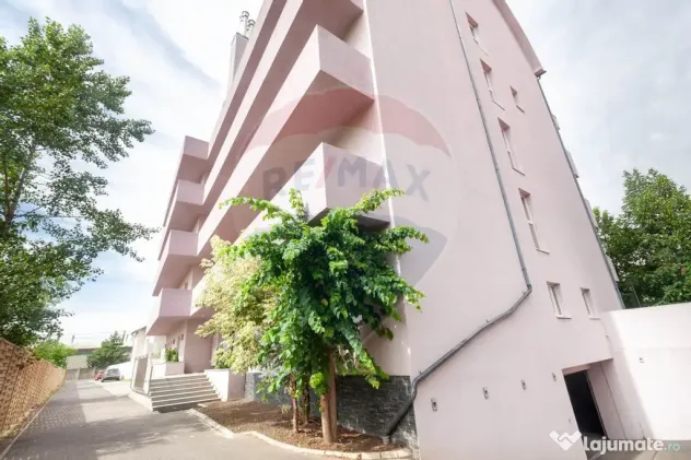 Apartament cu 3 camere de vanzare in zona Damaroaia - Pet...