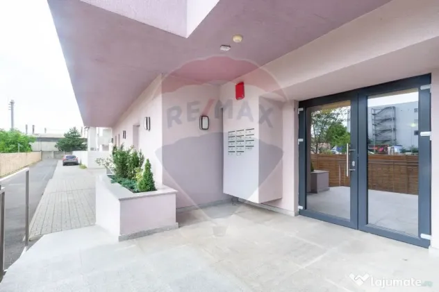 Apartament cu 3 camere de vanzare in zona Damaroaia - Pet...