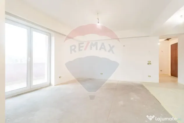 Apartament cu 3 camere de vanzare in zona Damaroaia - Pet...