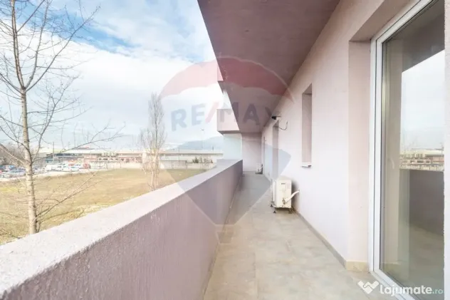 Apartament cu 3 camere de vanzare in zona Damaroaia - Pet...