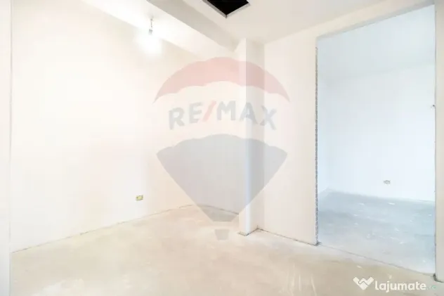 Apartament cu 3 camere de vanzare in zona Damaroaia - Pet...