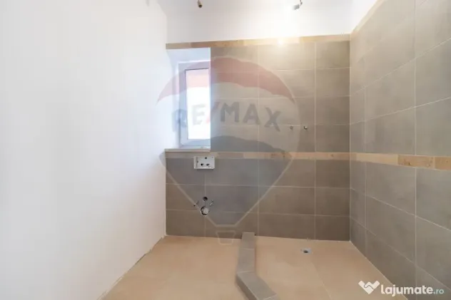 Apartament cu 3 camere de vanzare in zona Damaroaia - Pet...