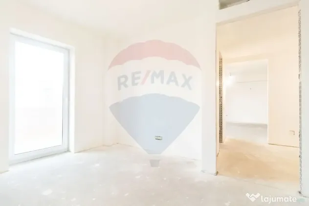 Apartament cu 3 camere de vanzare in zona Damaroaia - Pet...