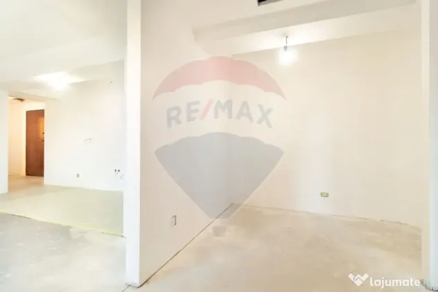 Apartament cu 3 camere de vanzare in zona Damaroaia - Pet...