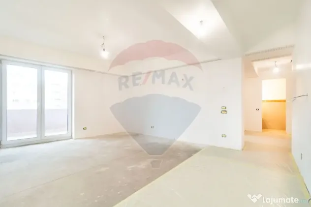 Apartament cu 3 camere de vanzare in zona Damaroaia - Pet...