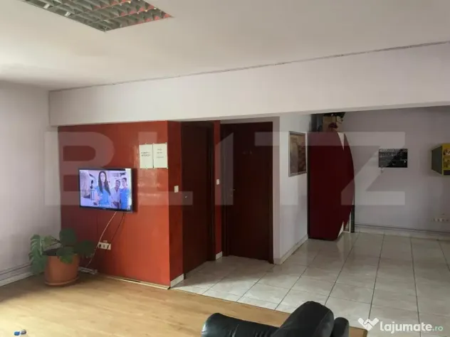 Spatiu comercial de vanzare, 5 incaperi, 328 mp, zona-Spital