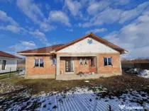 Casa la rosu 3 dormitoare, 145 mp, 800 mp teren, zona Unirea