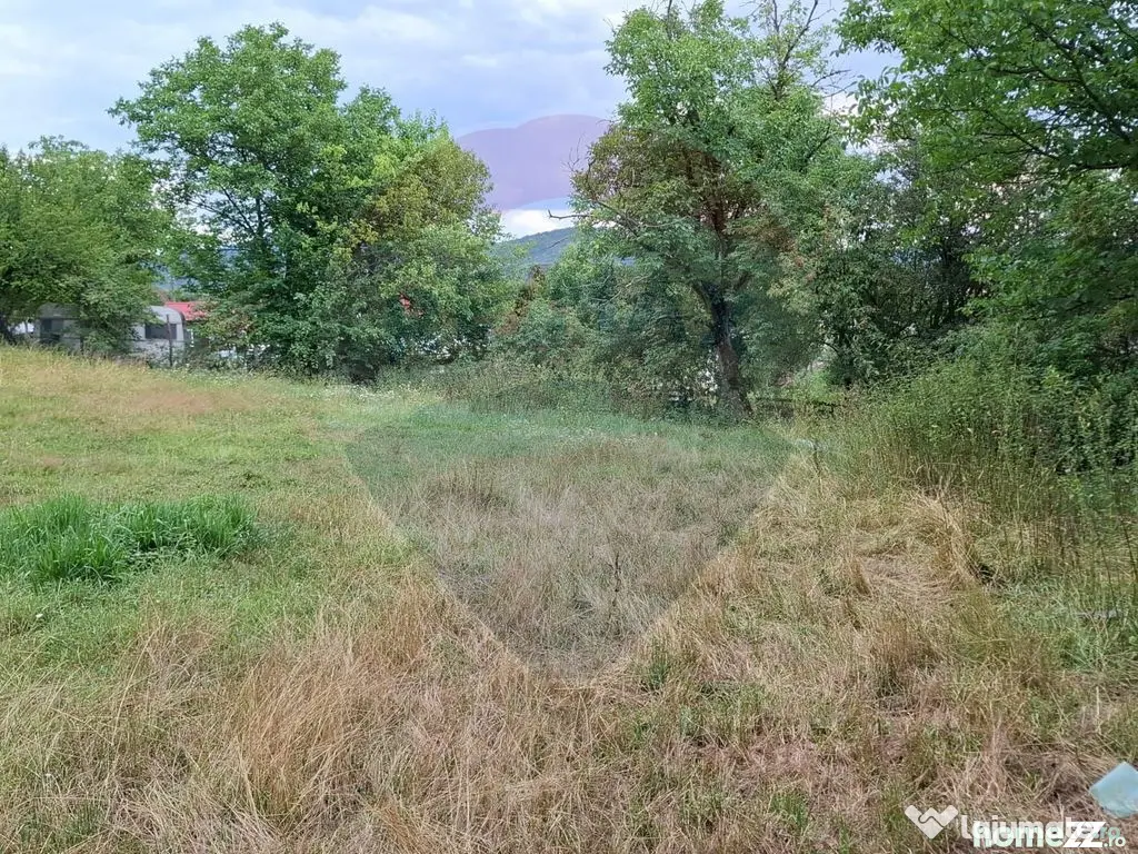 Teren construibil de vânzare 990mp în Barzava, județul...