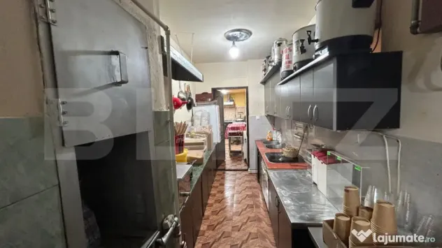 Proprietate de vanzare/inchiriere, 4 incaperi, 300 mp, în z