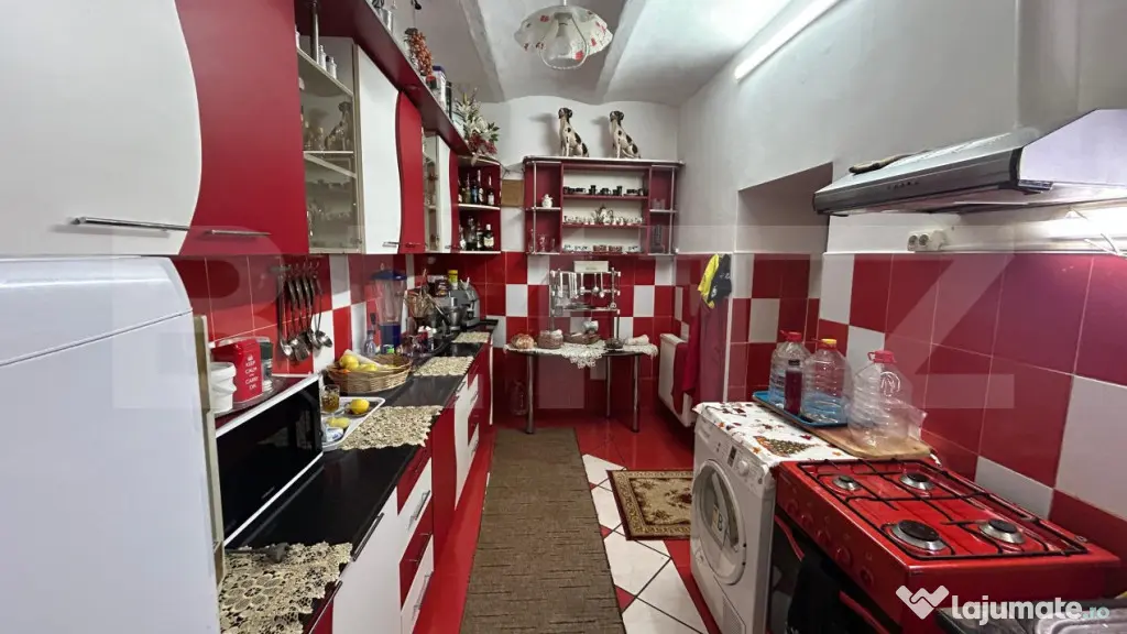Proprietate de vanzare/inchiriere, 4 incaperi, 300 mp, în z