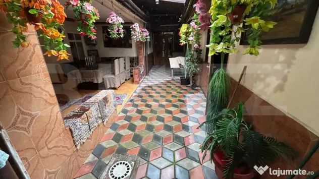 Proprietate de vanzare/inchiriere, 4 incaperi, 300 mp, în z