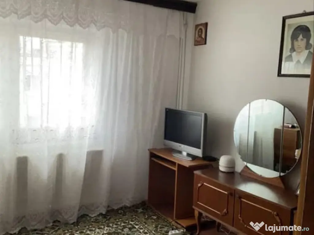 Apartament cu 3 camere, decomandat - zona Astra