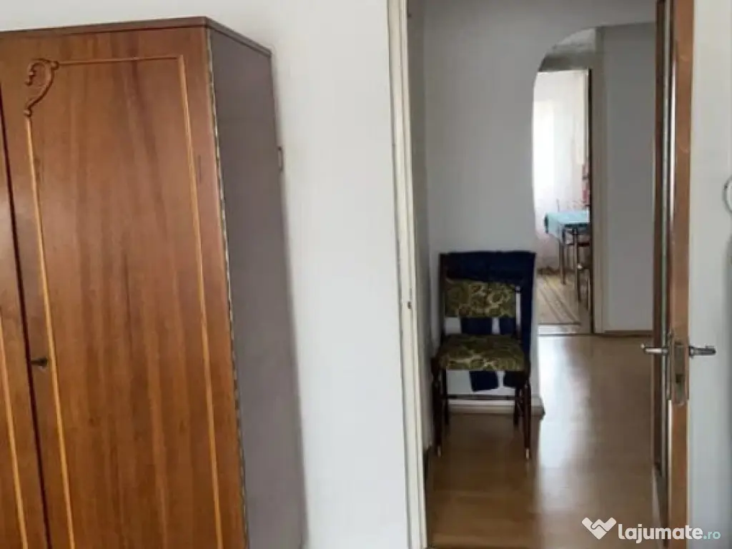 Apartament cu 3 camere, decomandat - zona Astra