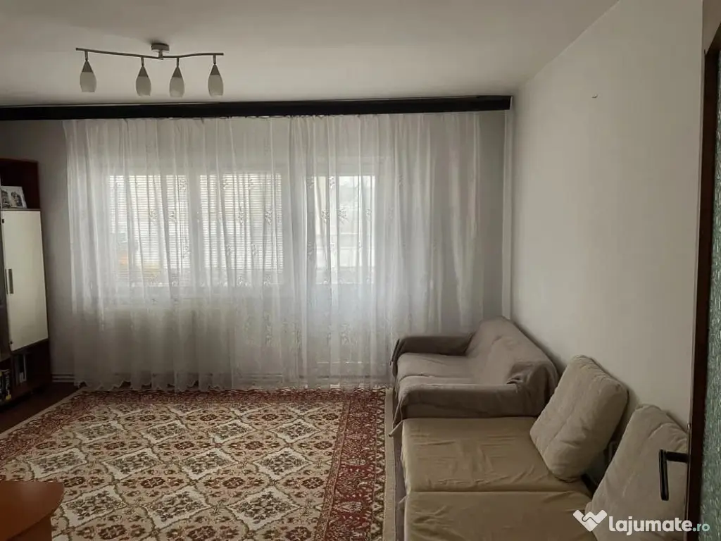 Apartament cu 3 camere, decomandat - zona Astra