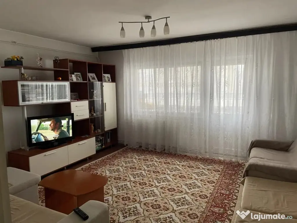Apartament cu 3 camere, decomandat - zona Astra
