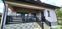 Proprietate Piatra Neamt- Vila cocheta S+P+M, cu garaj, beci si teren