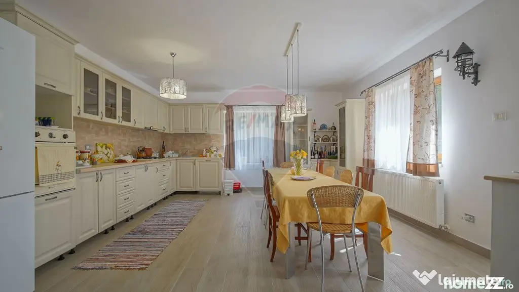 Vilă în zona Glăjărie, 10 camere, Sp + E + M, teren 2...