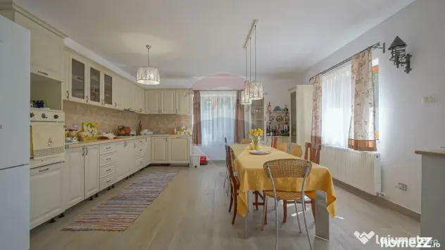 Vilă în zona Glăjărie, 10 camere, Sp + E + M, teren 2...