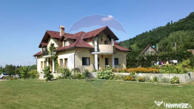 Vilă în zona Glăjărie, 10 camere, Sp + E + M, teren 2...