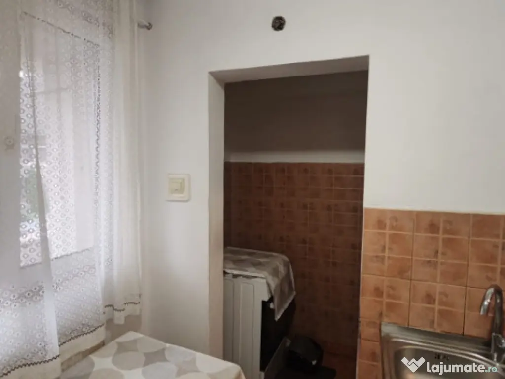 Apartament decomandat cu 2 camere, etaj1/3, Vaslui, Vis-a-vi