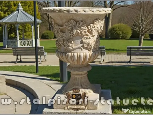 Vază ornament cu picior, galben patinat, model V1.