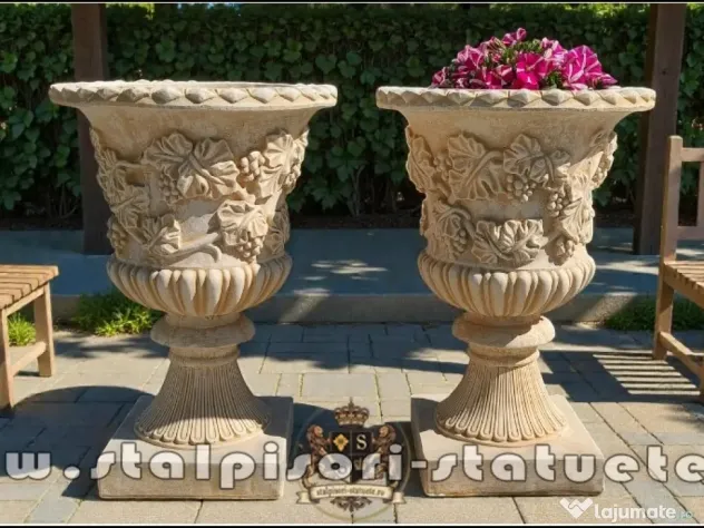 Vază ornament cu picior, galben patinat, model V1.