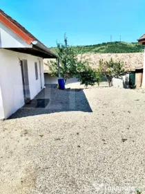 „Casă accesibilă în Aiud – 2 camere, zonă liniștit?