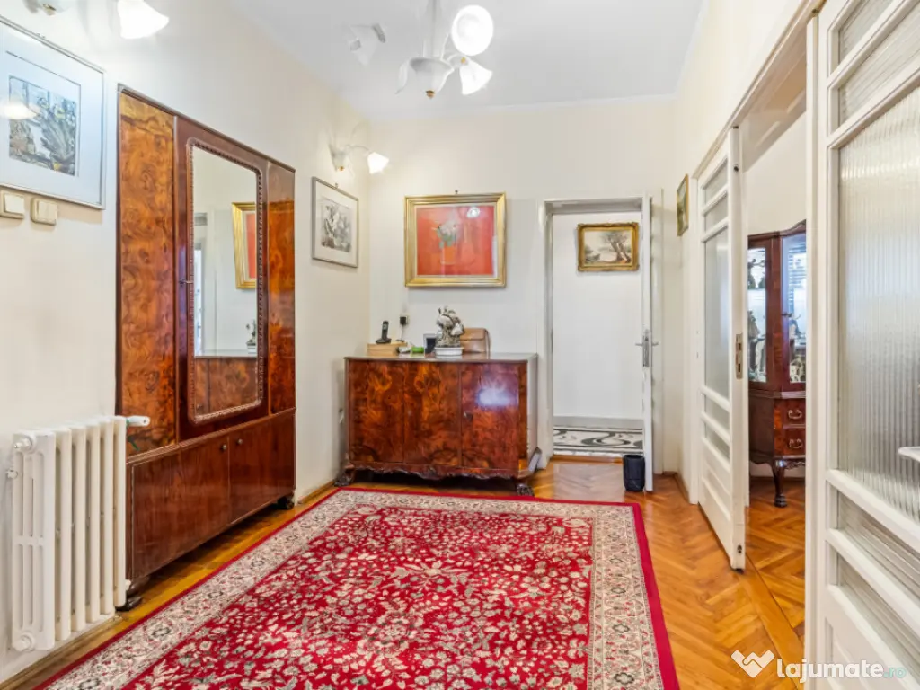 Vilă tip bloc 12 camere, 2 garaje 2 boxe zona Tomis 1 Flăm