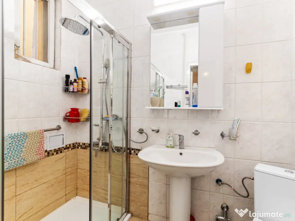 Vilă tip bloc 12 camere, 2 garaje 2 boxe zona Tomis 1 Flăm