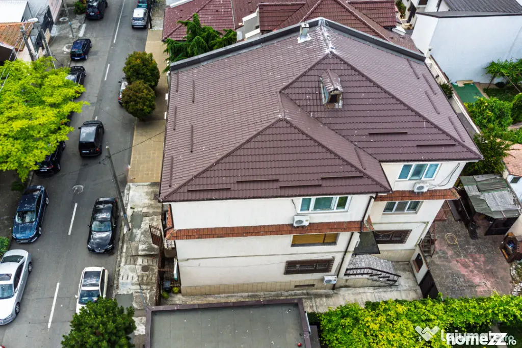 Vilă tip bloc 12 camere, 2 garaje 2 boxe zona Tomis 1 Flăm
