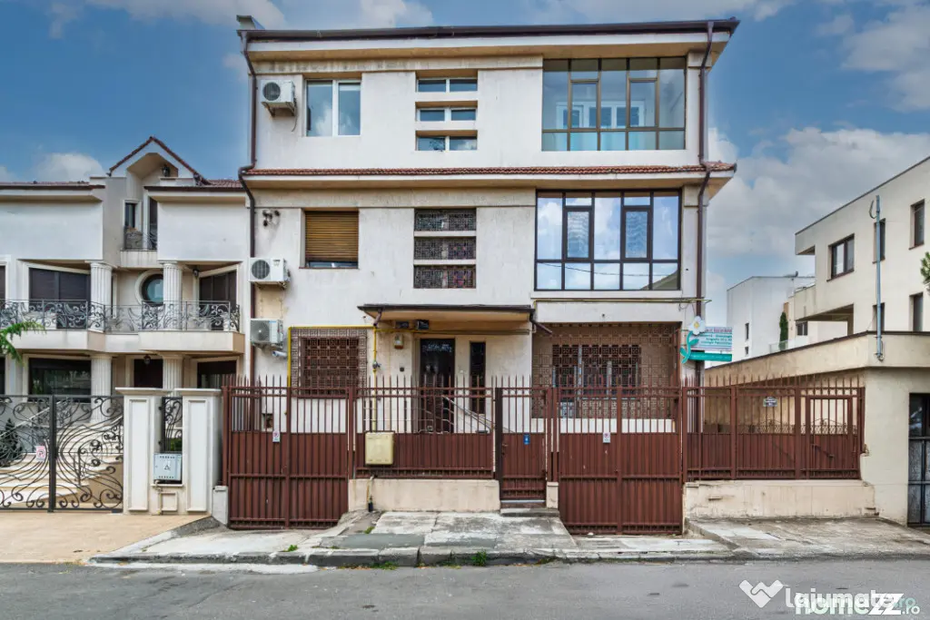 Vilă tip bloc 12 camere, 2 garaje 2 boxe zona Tomis 1 Flăm